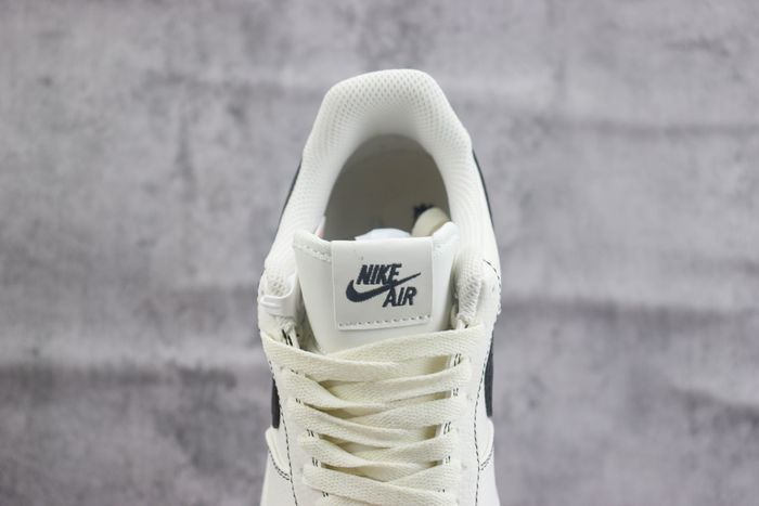 Nike Air Force 1 x Vlone 02