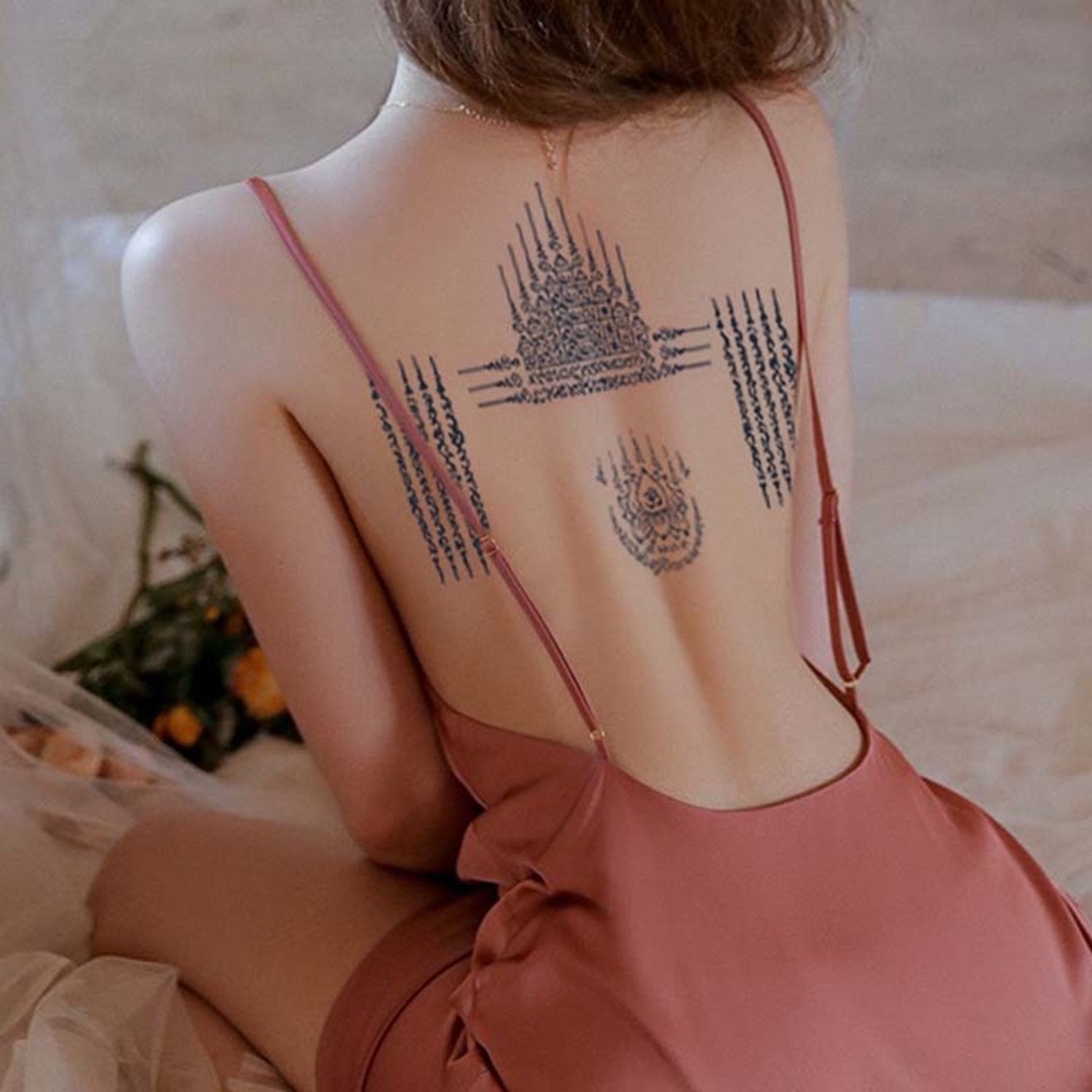 Санскрит эмэгтэй нурууны шивээс