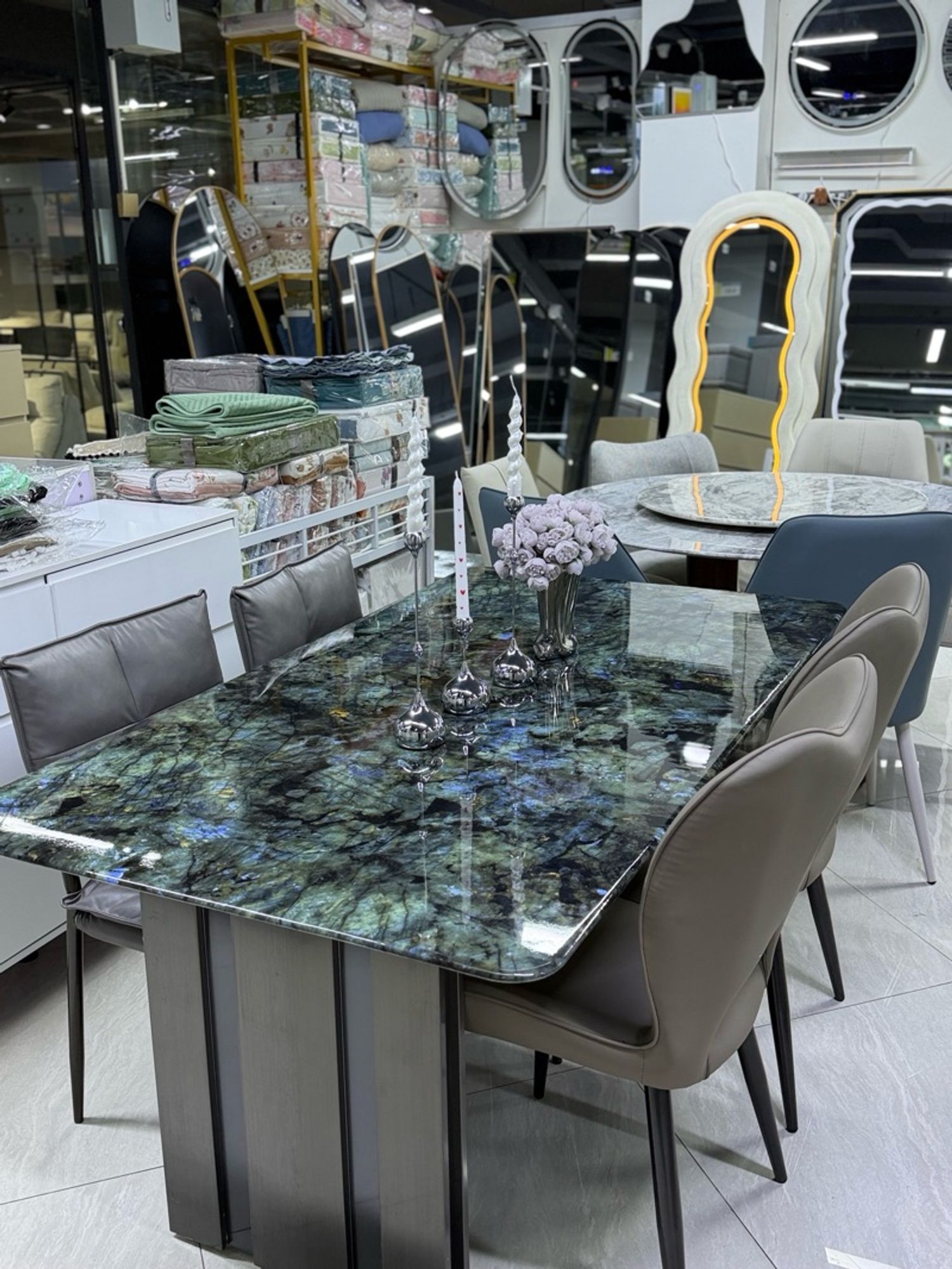 Том чулуун тавцантай ширээ 