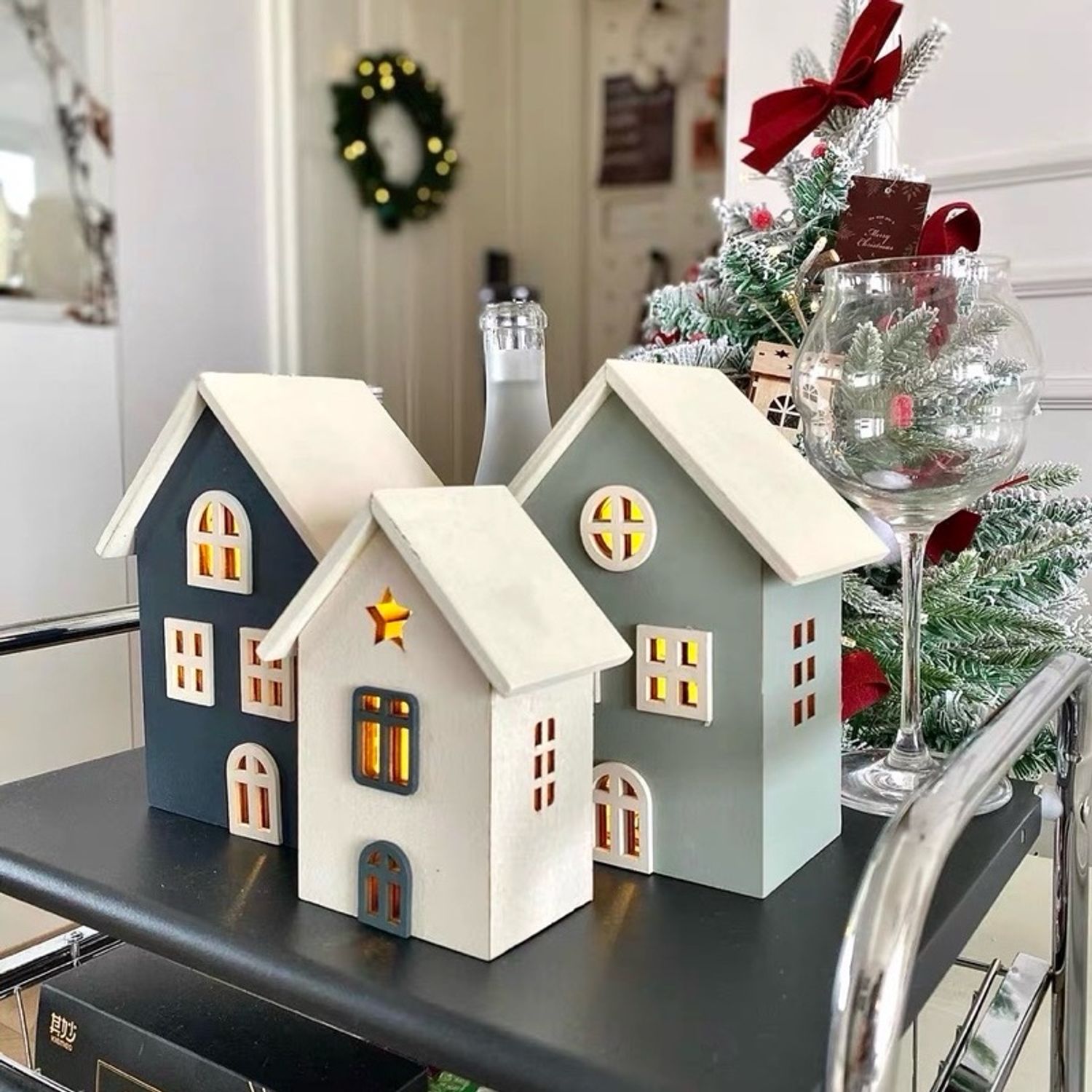 Гэрэлтэй модон байшин