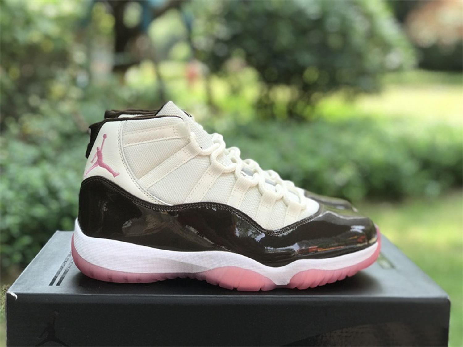 Air Jordan 11 WMNS "Neapolitan" 