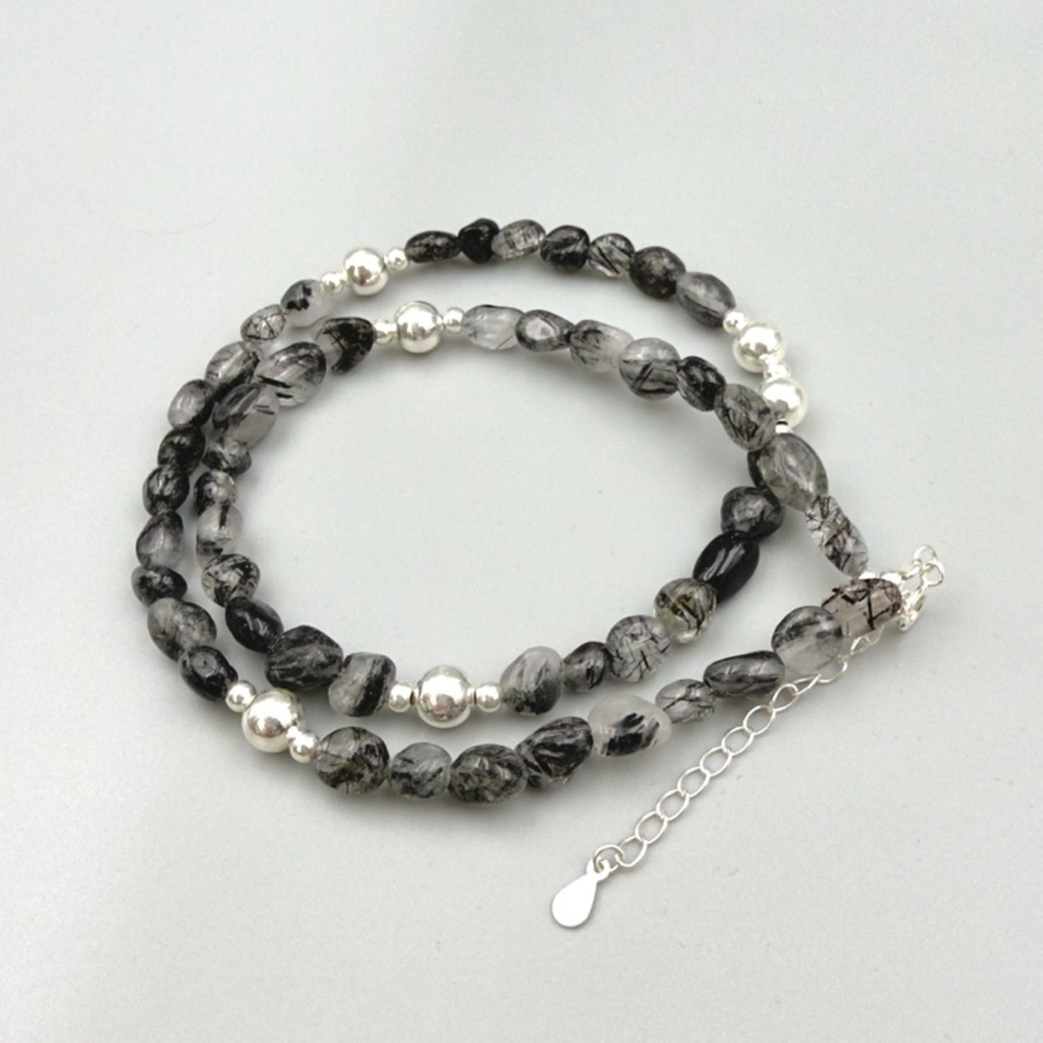 Хар үст болор, мөнгөн зүүлт бугуйвчны хослол