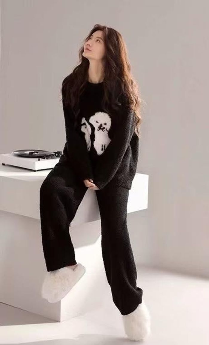 Эмэгтэй гэрийн зөөлөн, дулаан, сайн чанарын материалтай хос хувцас