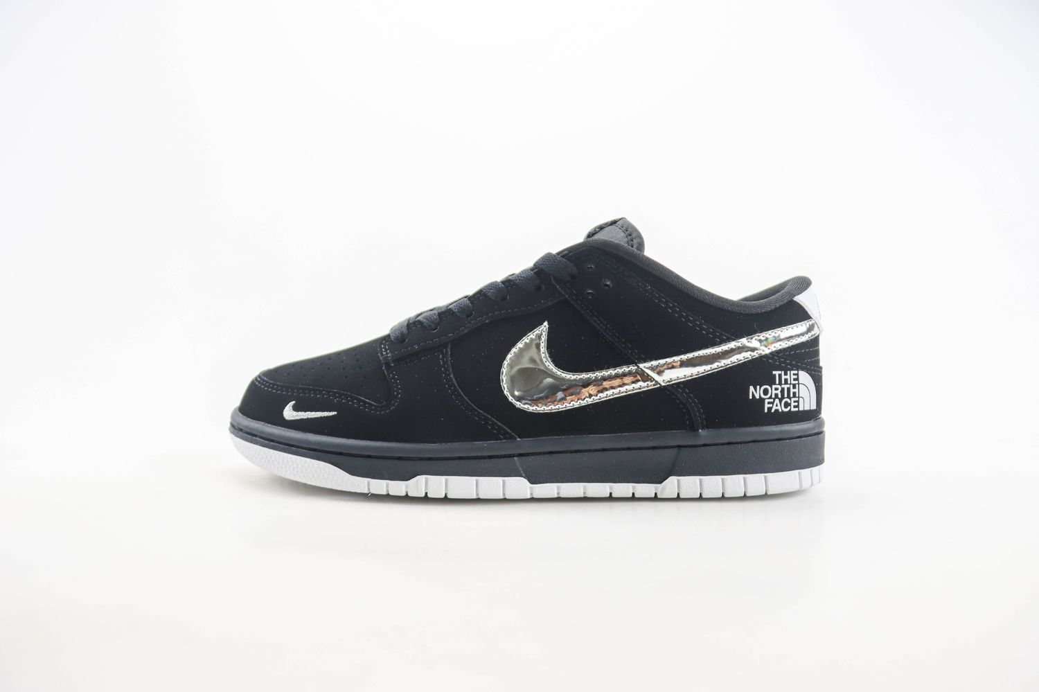  Nike SB Dunk Low x The North Face 02