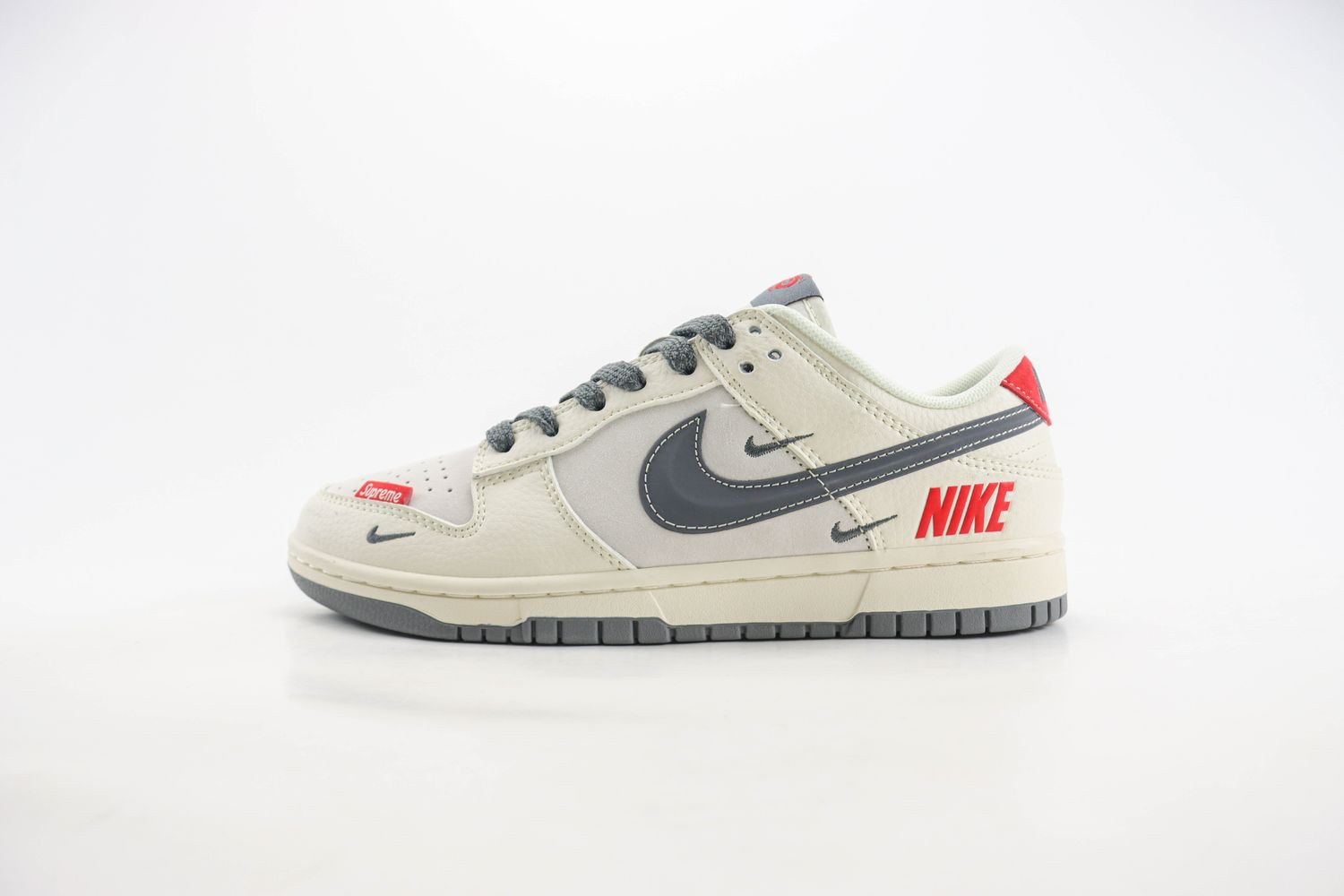 Nike SB Dunk Low x supreme  05