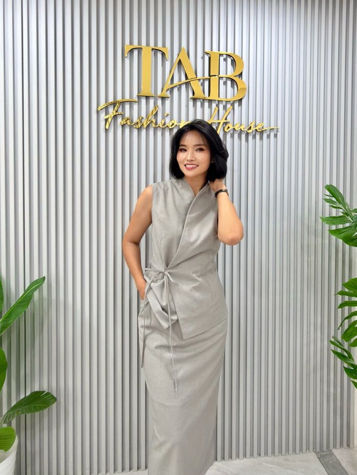 Vest + pencil skirt 🤍