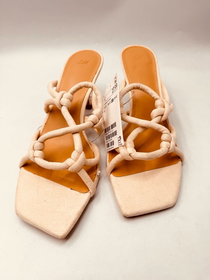 H&M элгэн оломтой сандаал