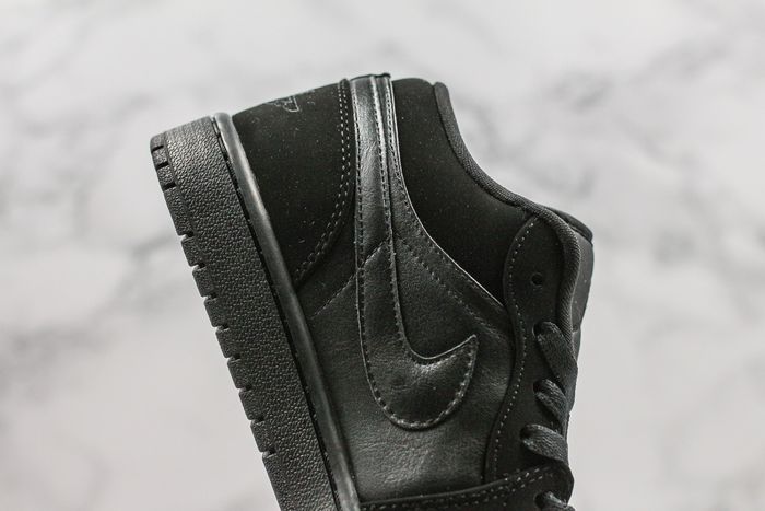 Jordan 1 Retro Low Triple Black