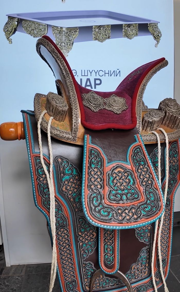 Луутын их гарын эмээл