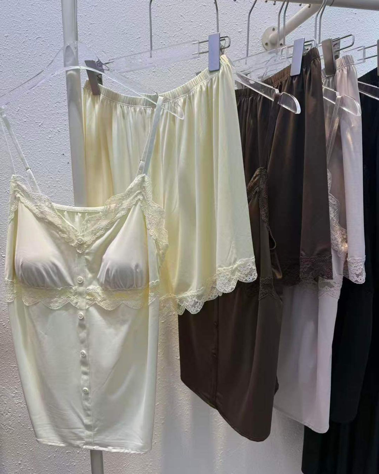 Сүүн унтлагын хос хувцас