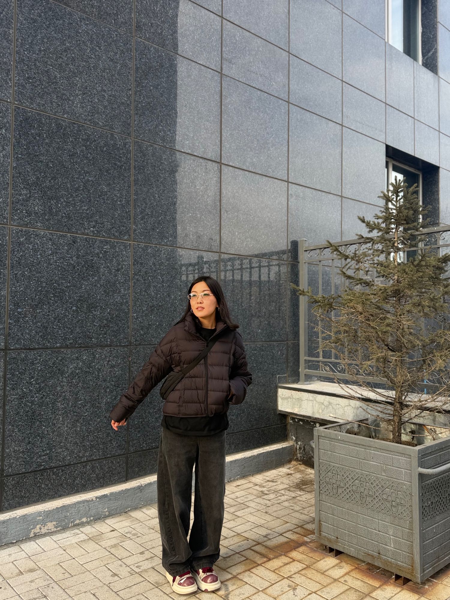 Хар малгайгүй, нимгэн , өдөн куртик 