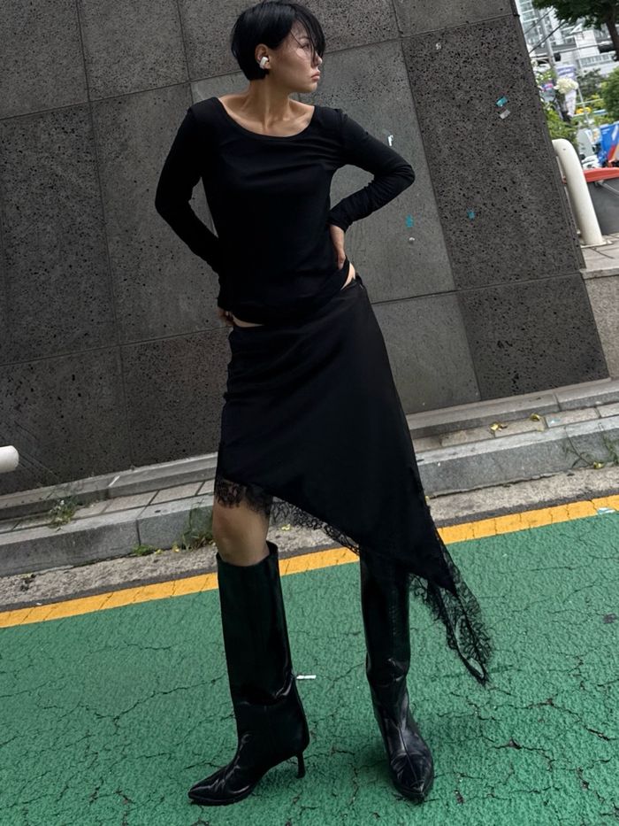 Diagonal-cut satin skirt 