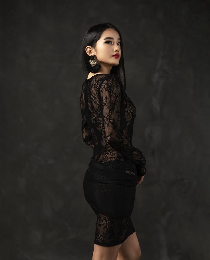 Lace midi dress