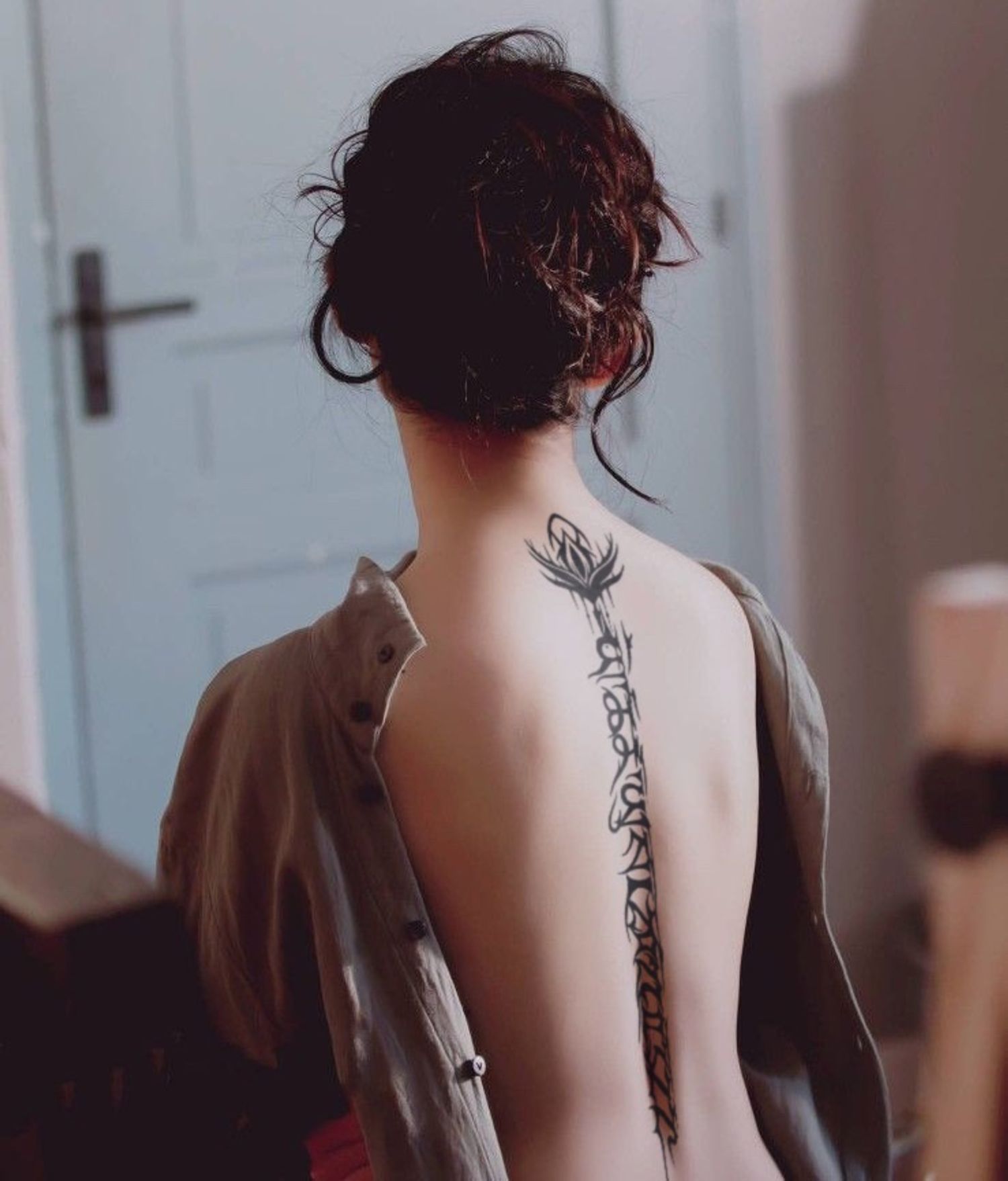 Эмэгтэй нурууны гол Усан шивээс