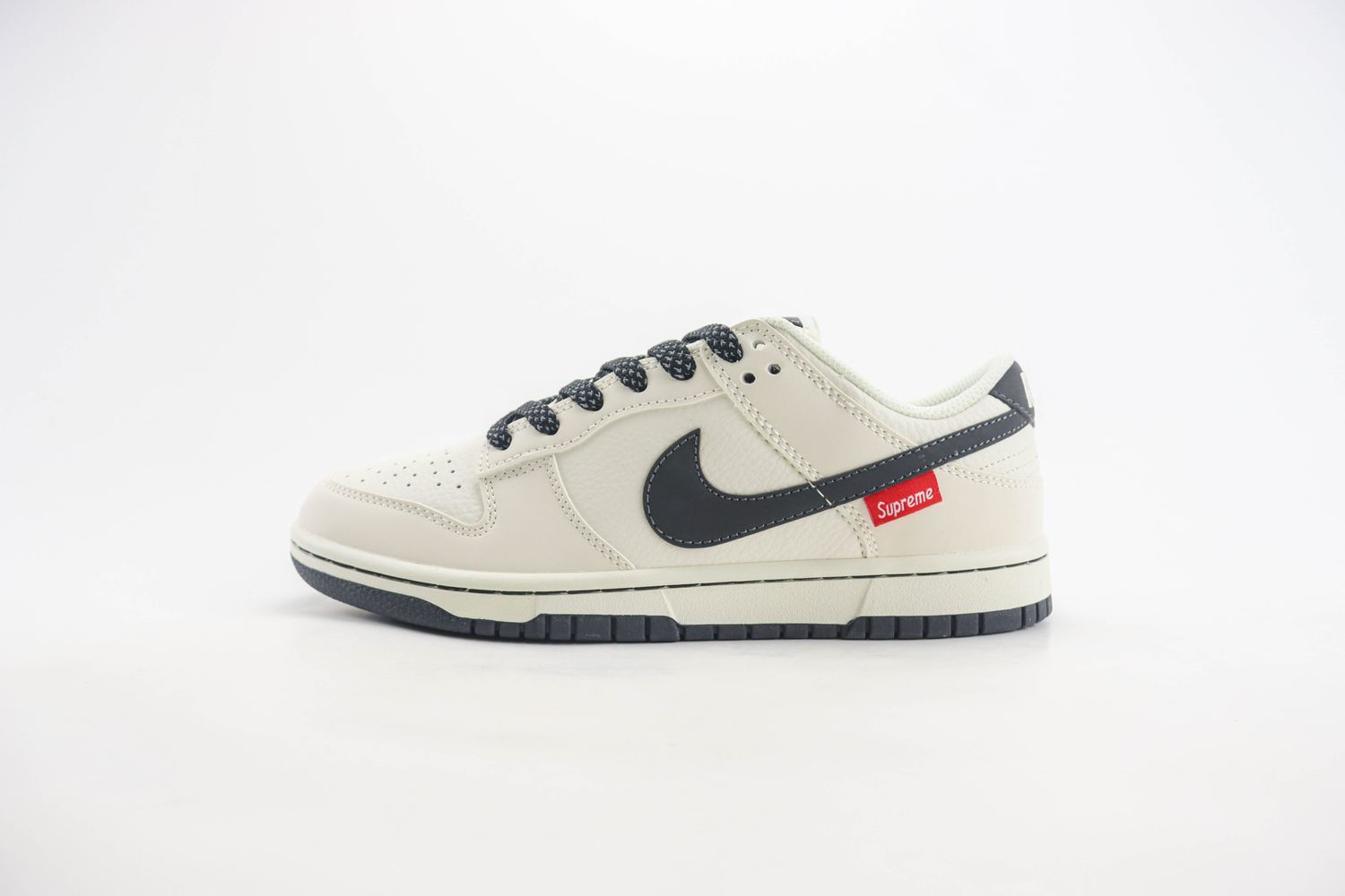 Nike SB Dunk Low supreme 64 