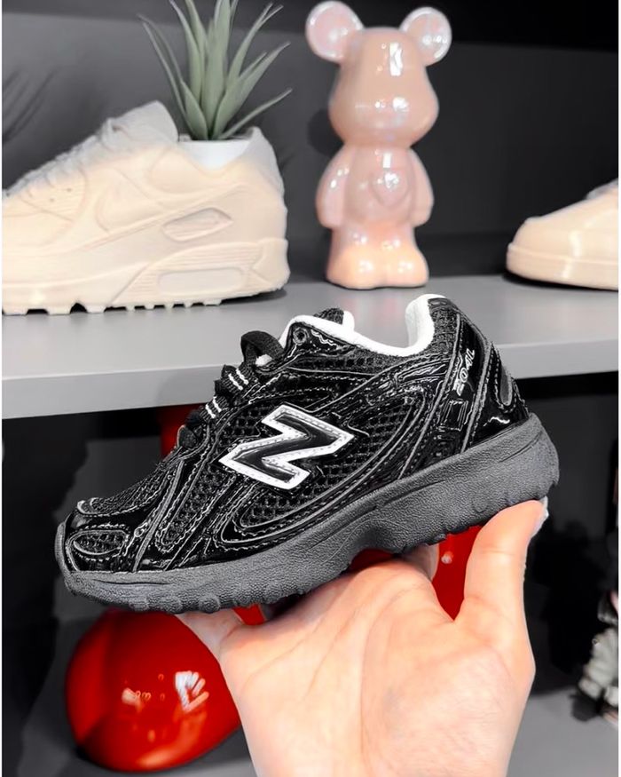 New Balance 204 Black