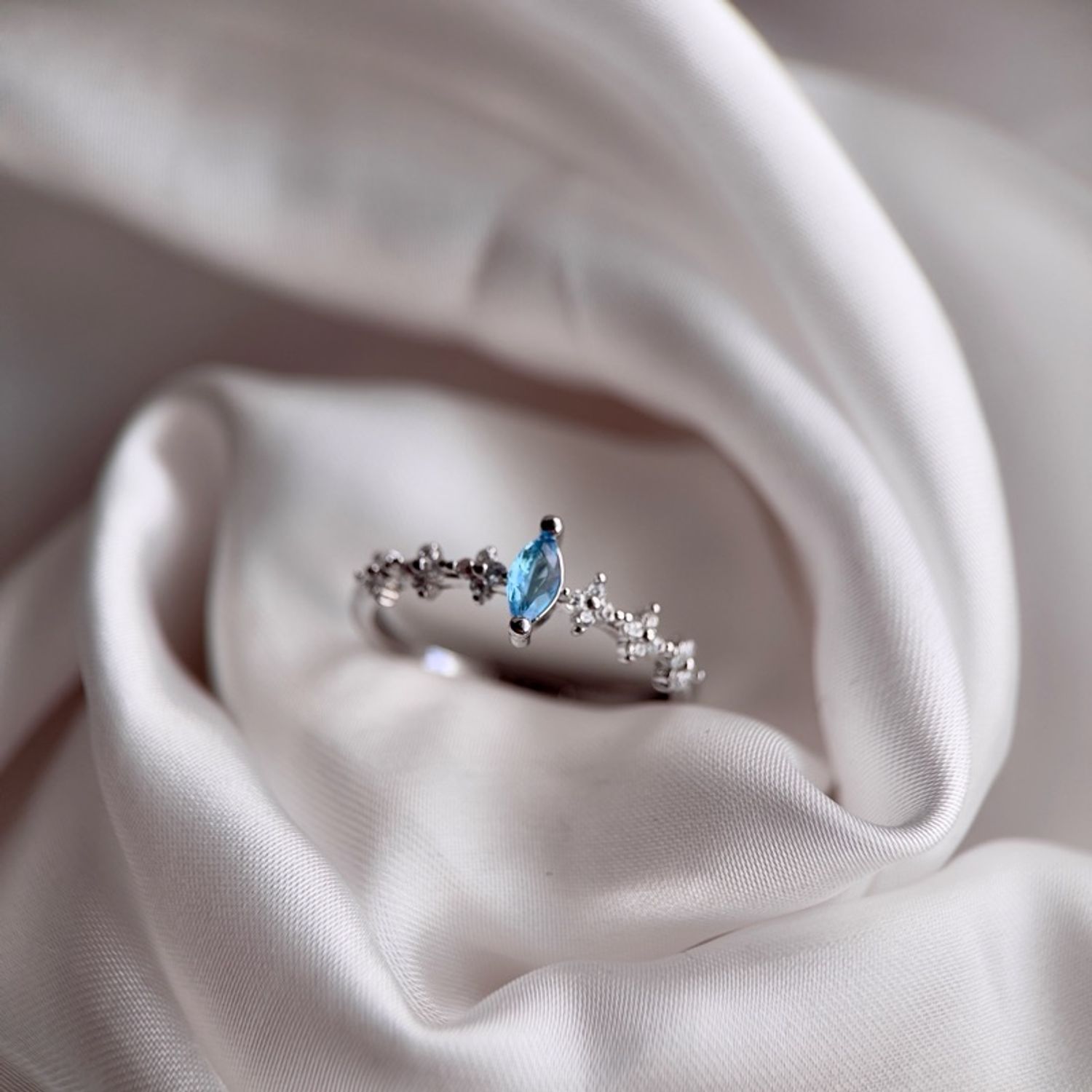 Усан биндэрьяа шигтгээтэй бөгж