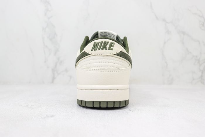 NIKE SB Dunk Low 179