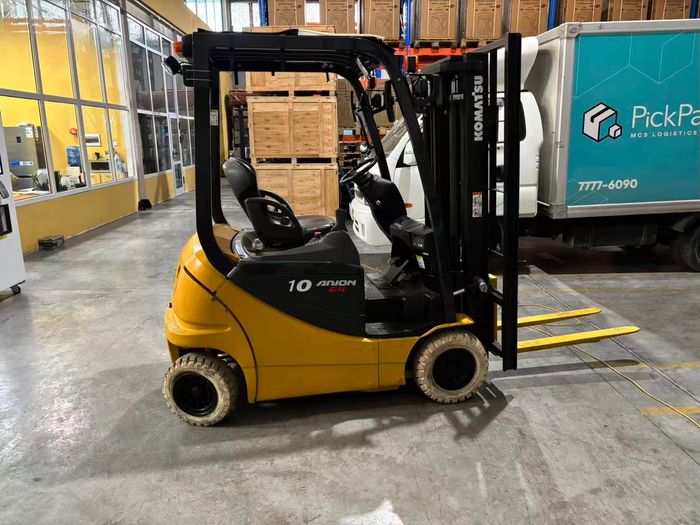 Komatsu сэрээт өргөгч