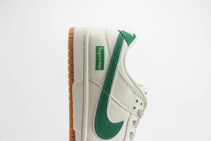  Nike SB Dunk Low x Supreme 112