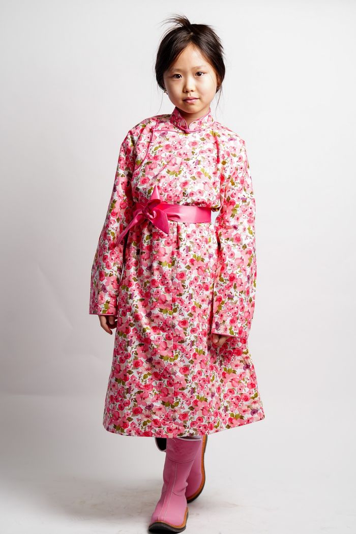 Цэцгэнд умбасан ягаан дээл