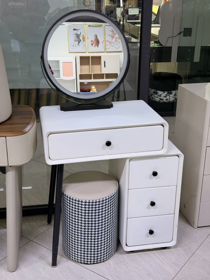 Жижиг гоо сайхны ширээ