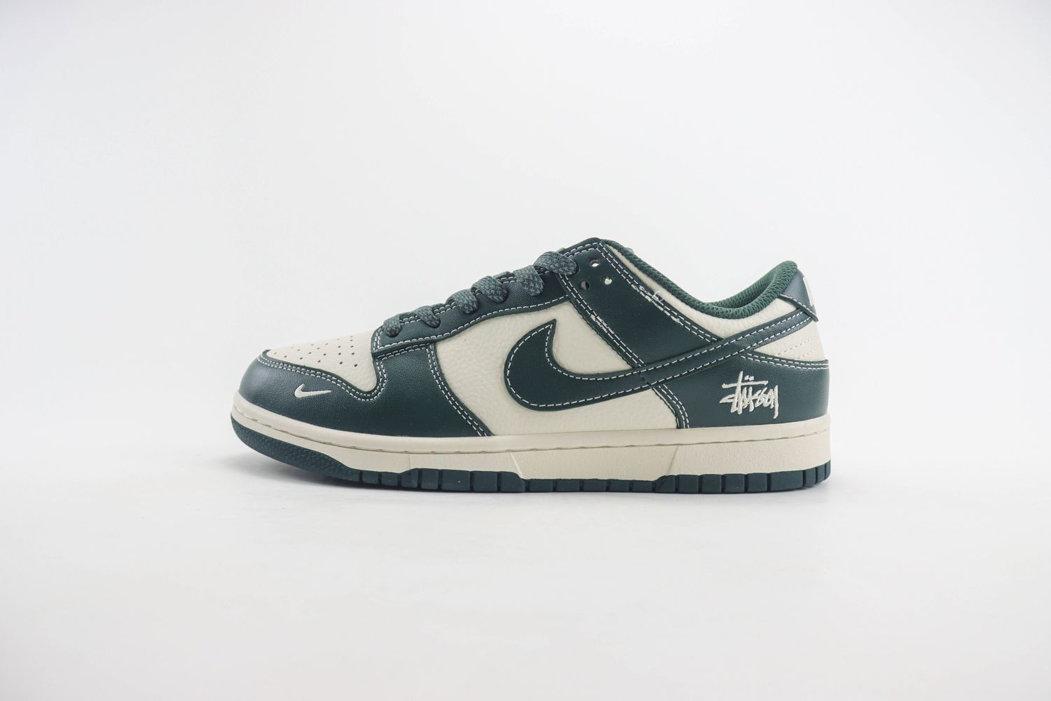Nike SB Dunk Low x Stussy 133