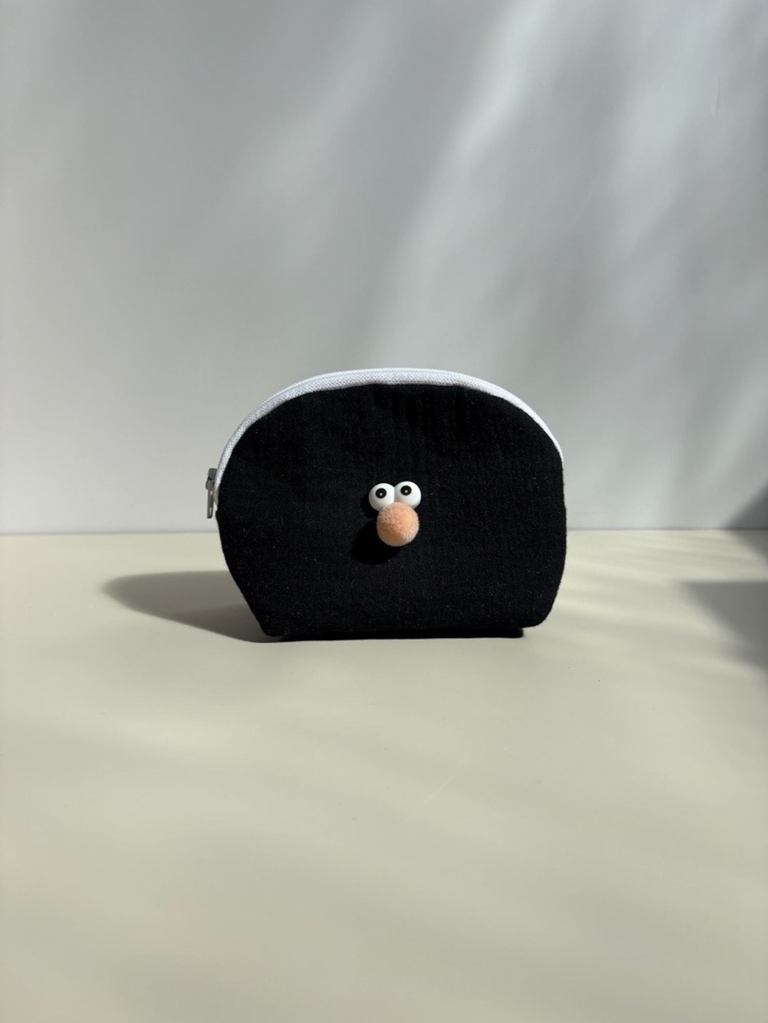 Petite face pouch
