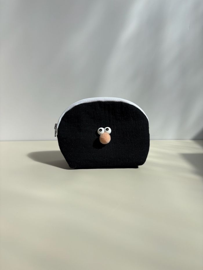 Petite face pouch