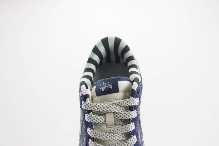  Nike SB Dunk Low x Stussy 24