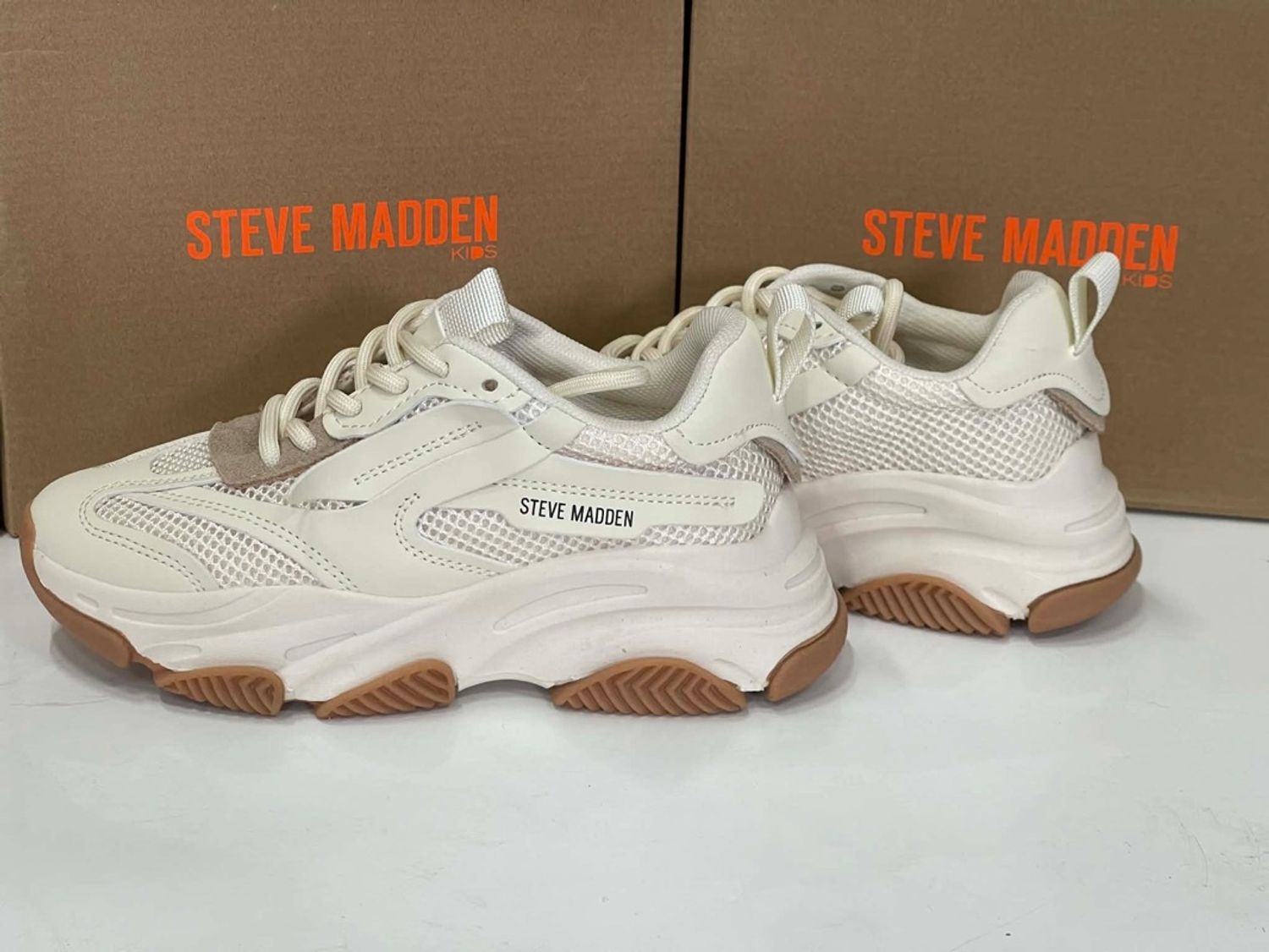 STEVE MADDEN white gum