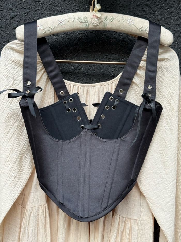 Black simple — underbust corset 