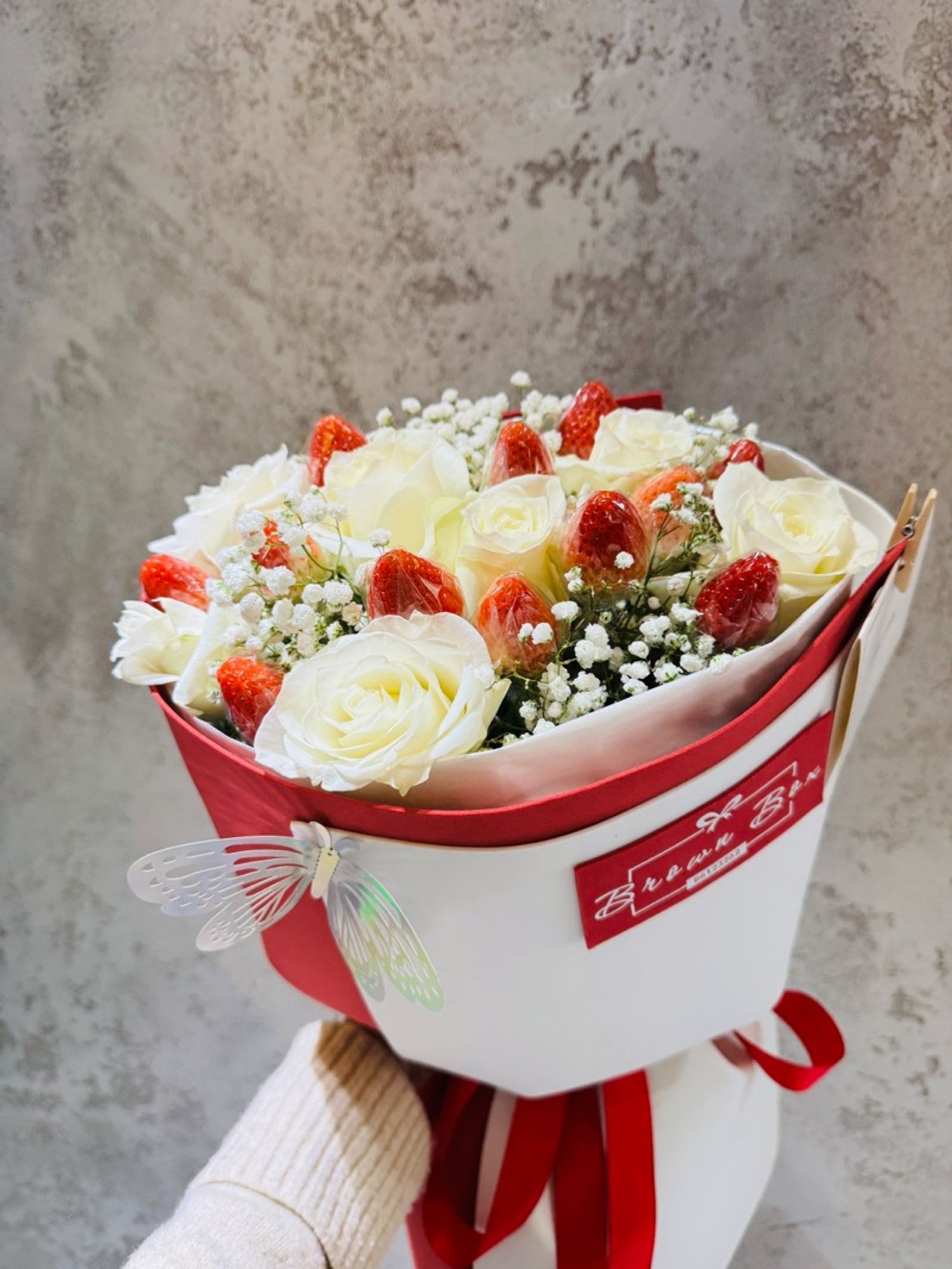 Цагаан сарнай, гүзээлзгэнэтэй баглаа