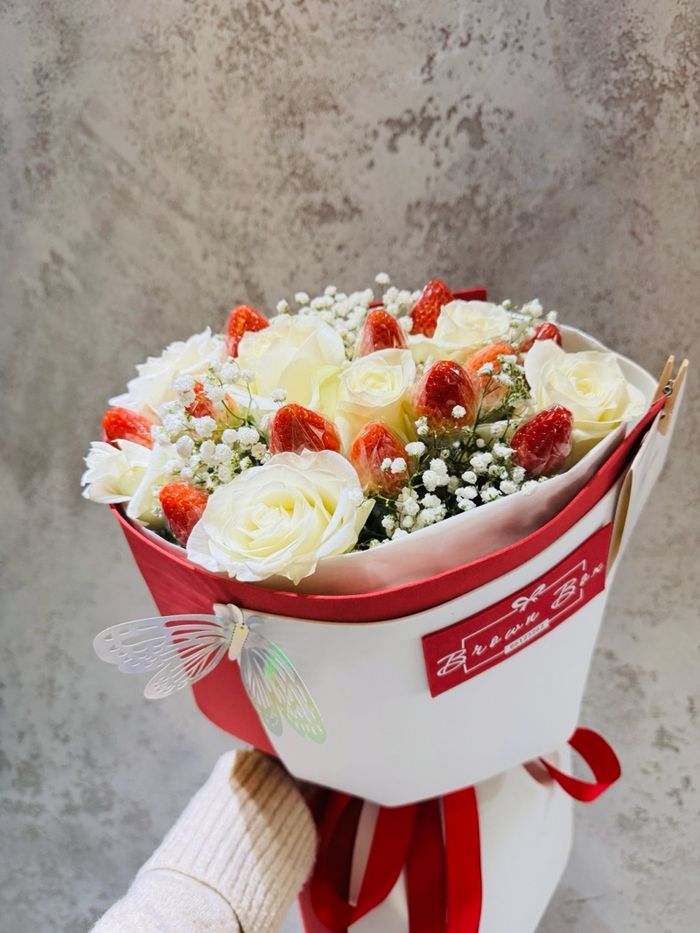 Цагаан сарнай, гүзээлзгэнэтэй баглаа