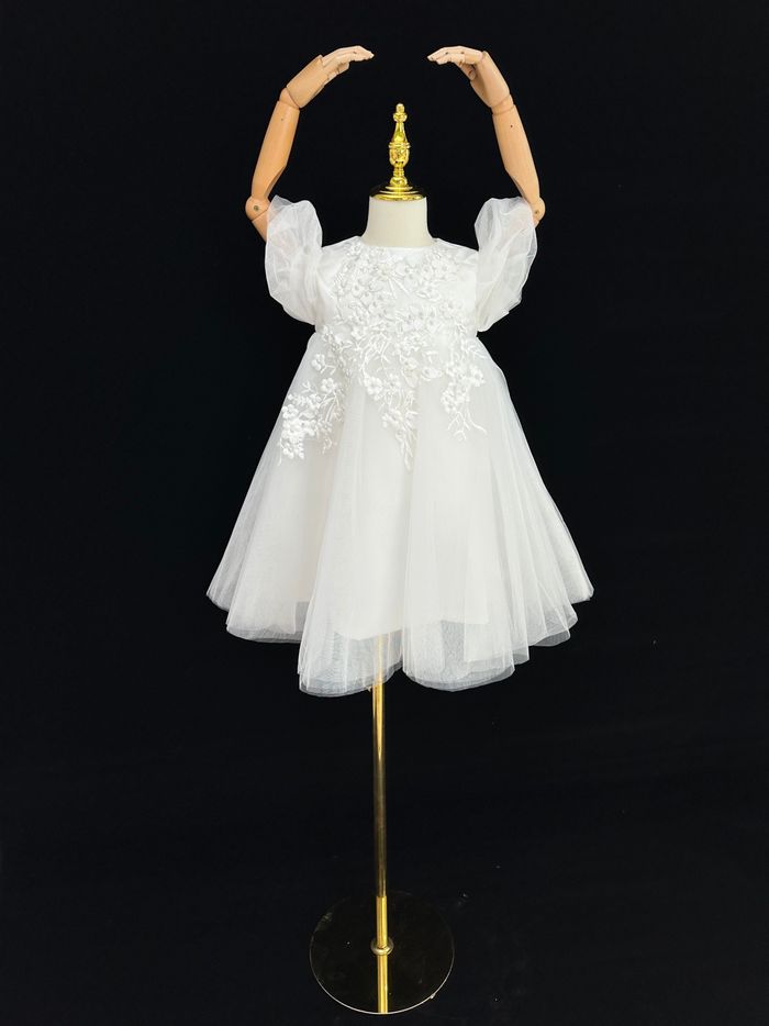 Энгэртээ гоёлтой цагаан даашинз