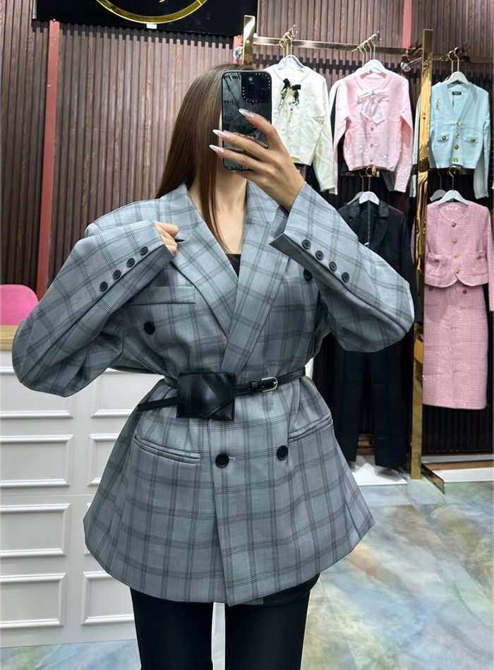 𝗢𝘃𝗲𝗿𝘀𝗶𝘇𝗲𝗱 𝗯𝗹𝗮𝘇𝗲𝗿