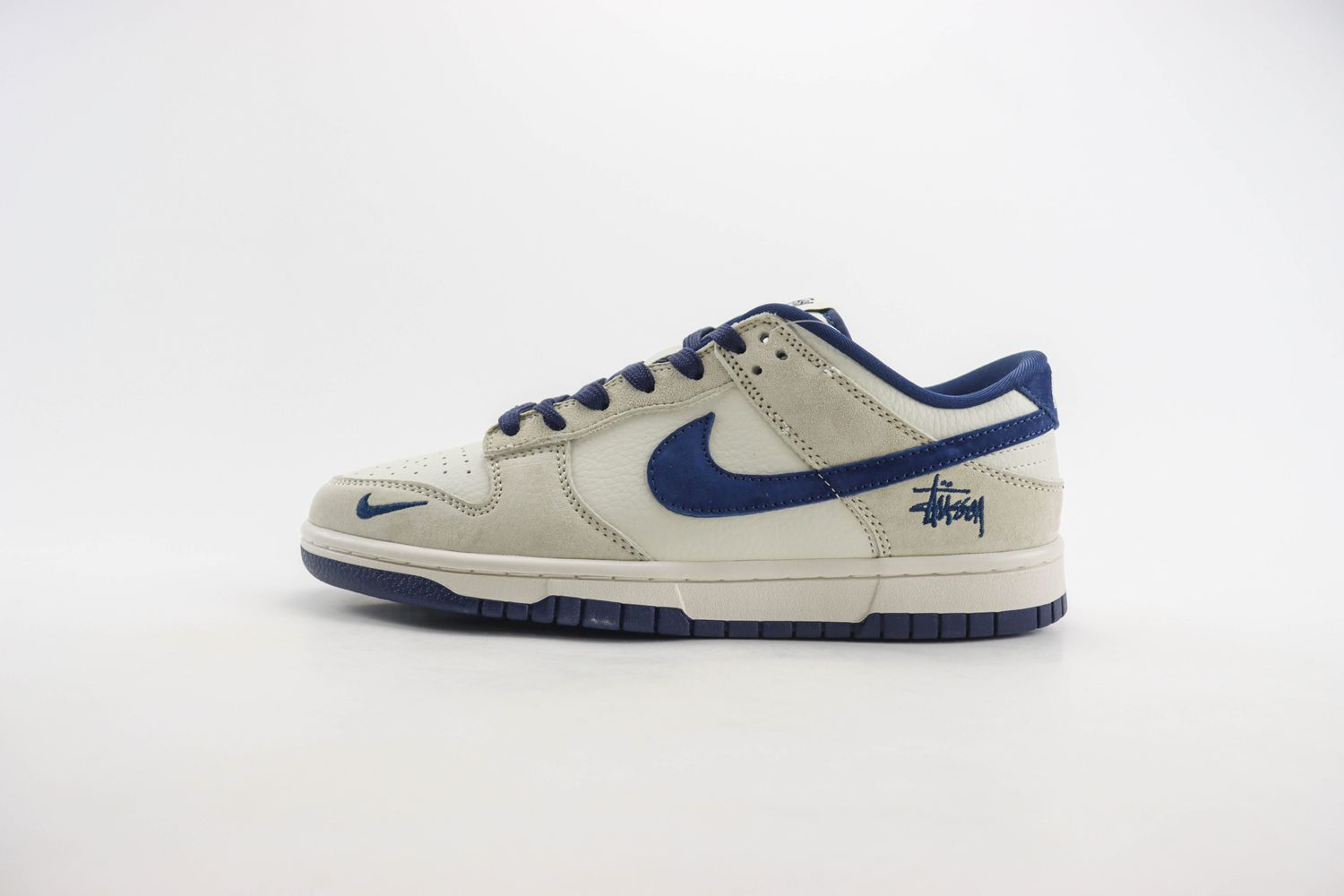  Nike SB Dunk Low x Stussy 131