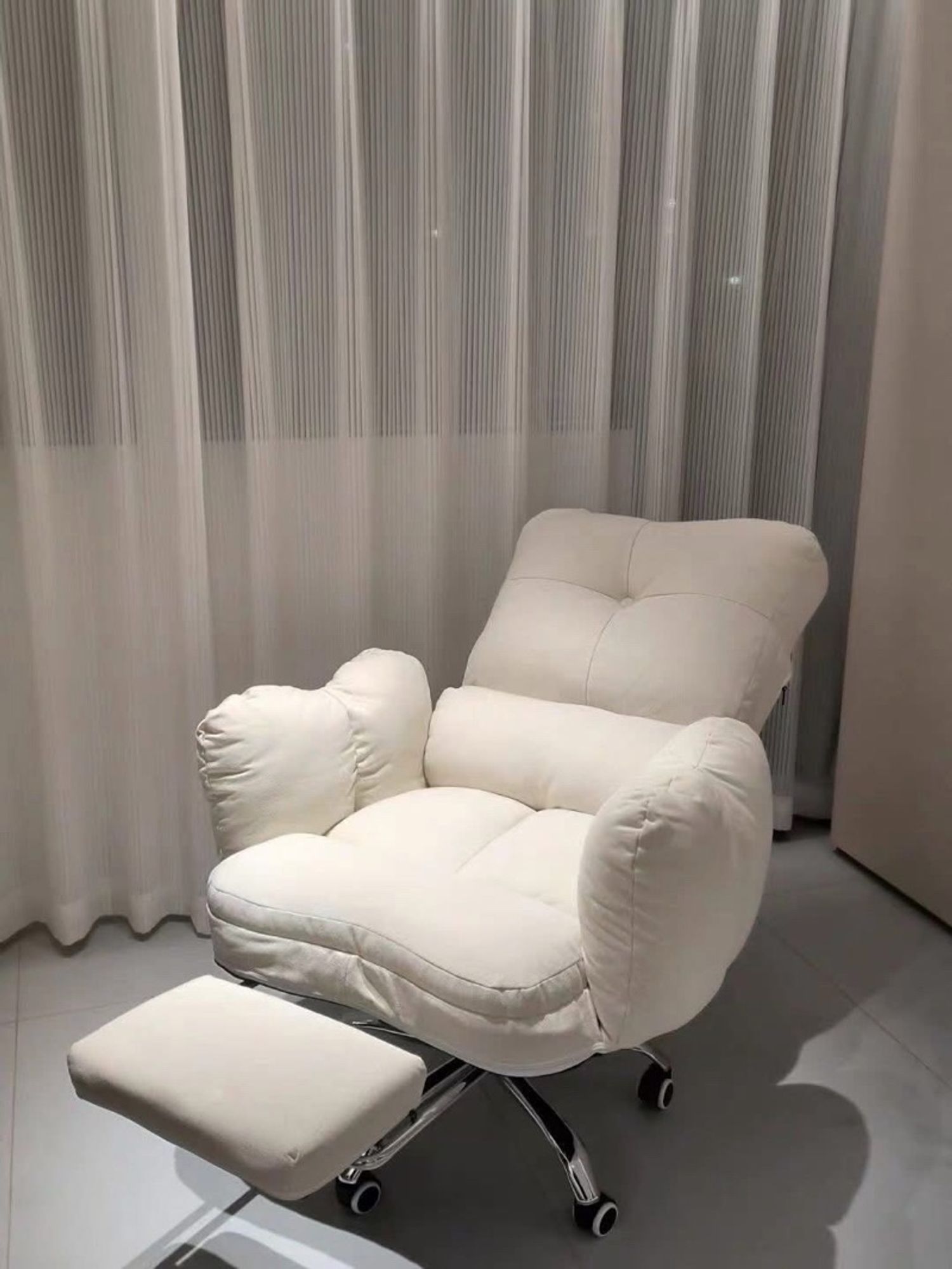 Хөл амраагчтай зөөлөн сандал