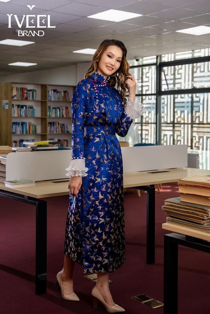 Сувдтай торгон дээл 