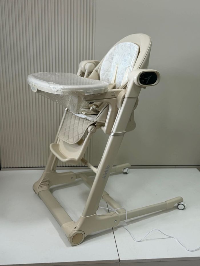 Бүүвэйлэгчтэй хоолны ширээ 