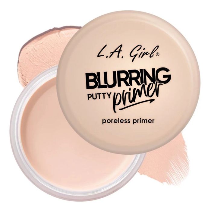 La girl blurring putty primer