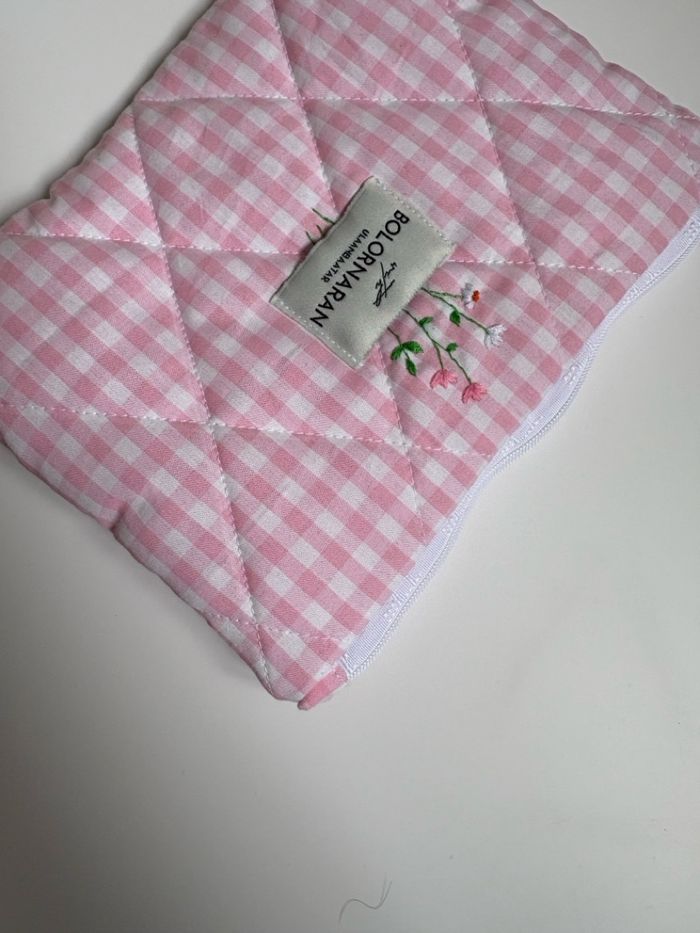 Flat embroidery pouch