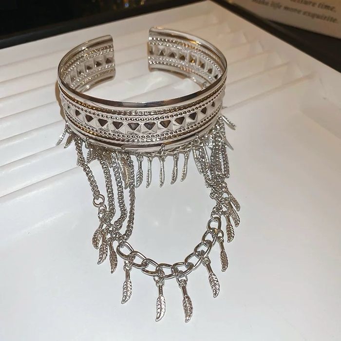 Бугалганы гоёл цацагтай мөнгөлөг