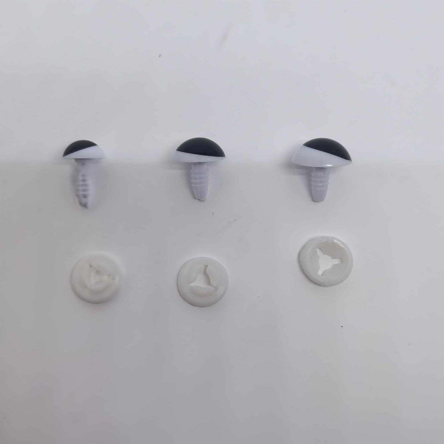 хажуудаа цагаатай нүд 