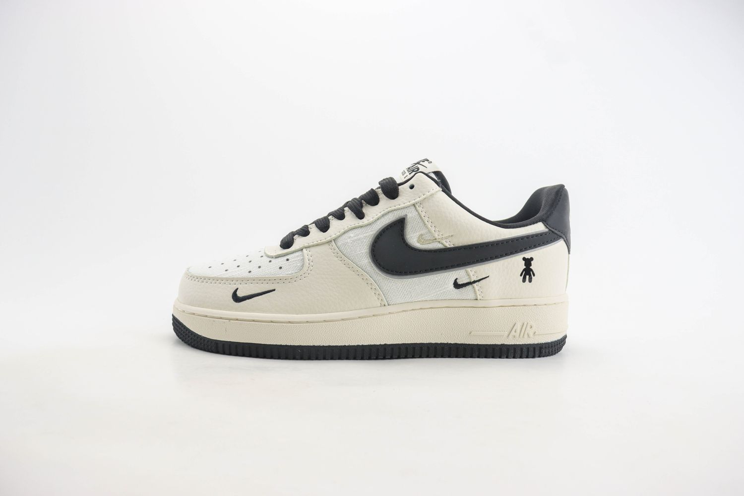 Nike Air Force 1 Low x KAWS 03