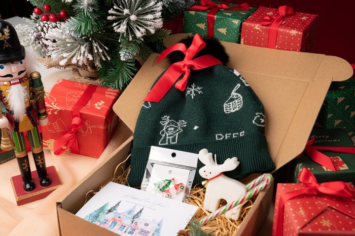 Малгайтай бэлгийн багц /пон пон/