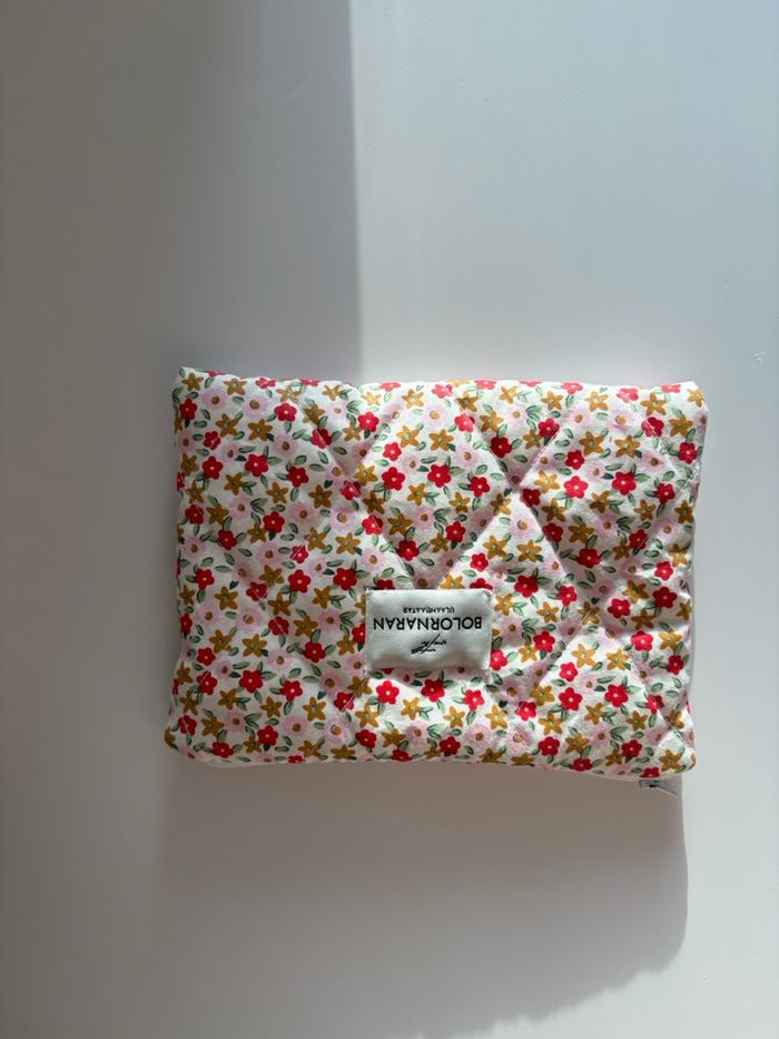 Flat red flower pouch
