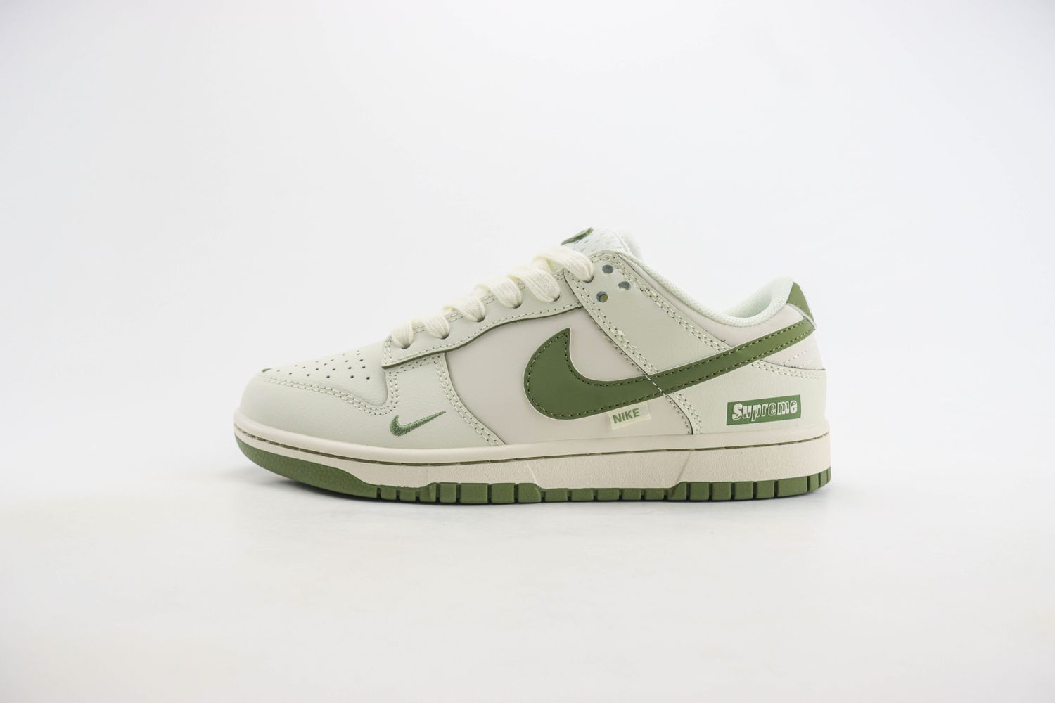 Nike SB Dunk Low x supreme 76