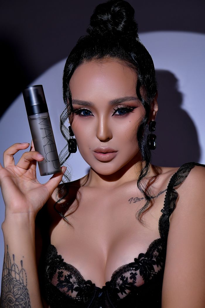 MAGGIE FINE MIST MOISTURIZING MAKEUP SETTING  SPRAY