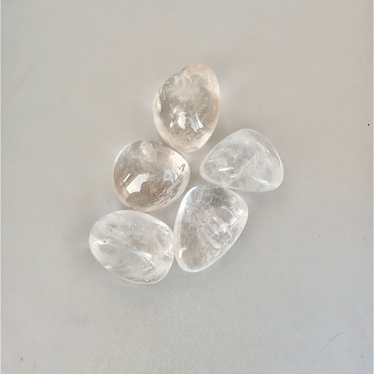 Өнгөлсөн уст болор чулуу